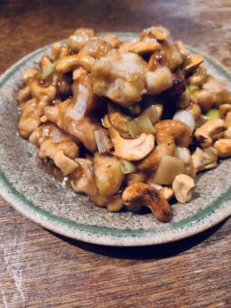 Stir-fried chicken and cashew nuts