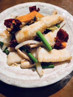 Stir-fried squid with chili peppers