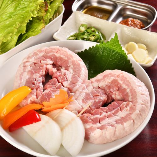 【韓国料理の代表格☆厚切りの国産豚を使用した】サムギョプサル