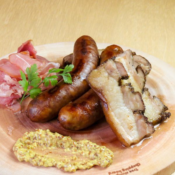 「ニューイブシオ」にきたらまずはこれ！どーんとガッツリお肉を堪能！『イブシオ肉盛り』