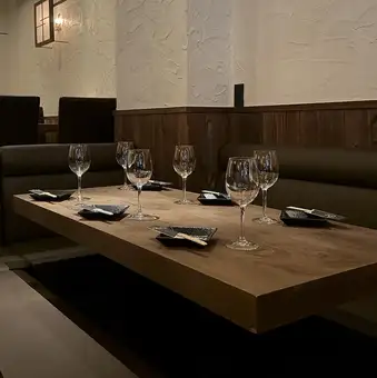 【ソファー席：2～4名様】落ち着いたソファー席をご用意しております。温かみのある木目のテーブルと上質な空間が、特別なひとときを演出。ご友人とのお食事や女子会、記念日、ご接待まで幅広いシーンに最適です。周囲を気にせず会話を楽しめる居心地の良い空間で、美味しい料理とともにゆっくりとお過ごしください。