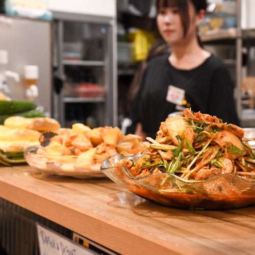 <p>A counter filled with Obanzai dishes! Each dish is made with great care!</p>