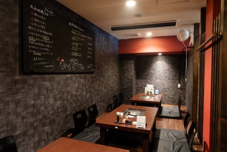 当店は全席に煙やにおいを出さない無煙ロースターが設置されております。煙やにおいが気にならず、余分な脂やアクを落とし中の水分を保ったままふっくらと焼き上げ美味しくいただけるので、デートや女子会にもおすすめ。