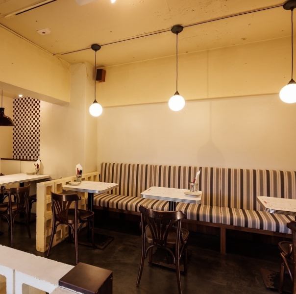 【アメリカンダイナー×カリフォルニア空間  】白を基調にした店内は、アメリカンダイナーの懐かしさとカリフォルニアの開放感が融合したお洒落な空間。照明やアート、家具の細部にまでこだわりが詰まっており、居心地の良さと非日常感を演出。デートや女子会にもぴったりです。