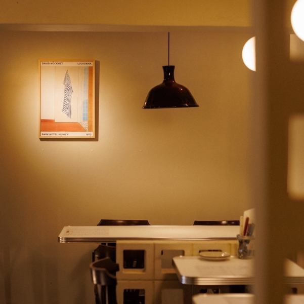 【多彩な席で幅広いシーンに対応  】カウンター、テーブル、ソファ、テラス席など、シーンに合わせて選べる席をご用意。お一人様のカフェ利用から、カップルのデート、ファミリーでの食事まで、誰でも気軽に過ごせる空間づくりを大切にしています。