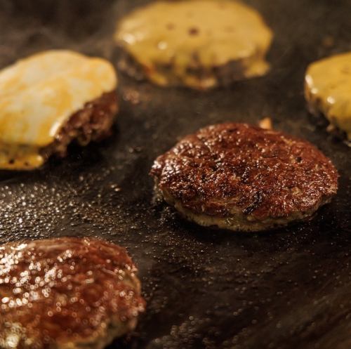 【手切りパティの旨味が主役  】