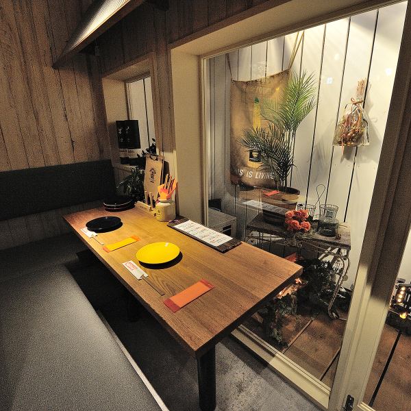 【カップルシート】大切な人との特別な時間を過ごせる、ゆったりとしたカップルシートをご用意。柔らかな照明とウッド素材のインテリアが織りなす、落ち着きある空間で“ちょっと贅沢なひととき”を。記念日やデート、特別な日のディナーにふさわしい、上質なプライベート席です。