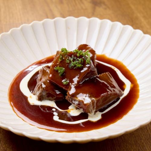 とろける牛タンの赤ワイン煮込み
