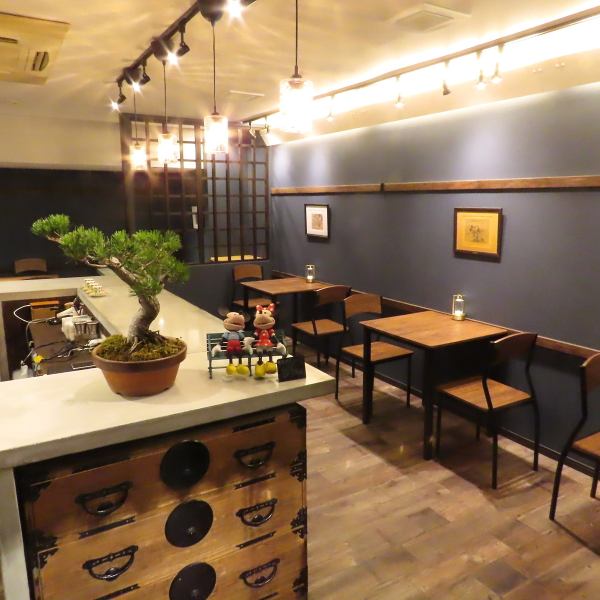 居酒屋の2件目や、大切な人と過ごす特別な夜にぴったり。照明や音楽にもこだわり、心地よい時間が流れる空間で、上質な一杯をゆっくり楽しめます。