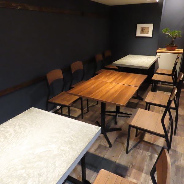 おしゃれな空間が広がる、雰囲気抜群の隠れ家BAR。落ち着いた雰囲気と洗練されたインテリアの中、こだわりのカクテルやお酒のおつまみを楽しめます。大人の時間を過ごしたい夜にぴったりの一軒です。