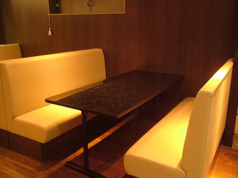 1Fにはテーブル席・カウンター席もございます。セラーに入った梅酒や、日本酒なども。しっかり温度管理されて安心の品質♪