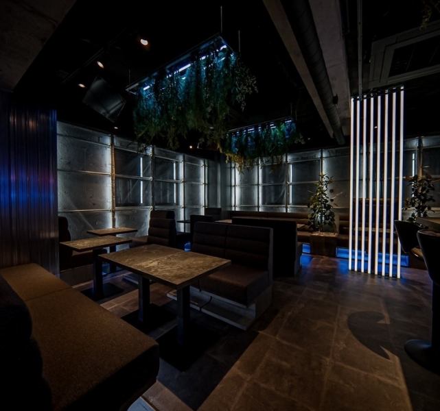 [FLOOR/BAR COUNTER] Enjoy a luxurious space with calming greenery and glittering lights.There are also monitors so you can watch sports and sing karaoke, so please enquire when making a reservation.At the bar counter, you are welcome to come just for drinks as well as shisha, so please feel free to stop by.