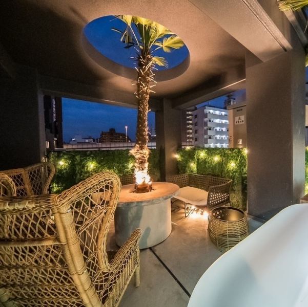 [SKY LOUNGE] A rooftop terrace seating area symbolizing "Cielo," which means "sky" in Spanish.Enjoying a drink and shisha with the Sangenjaya night sky as a backdrop will be something special you've never tasted before.In the summer, we also have a BBQ and beer garden, so please feel free to contact us.