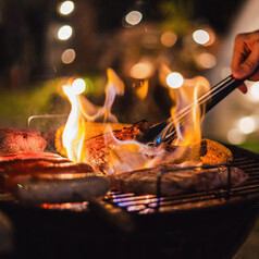 非日常を味わえる南国リゾート風テラス席で開放的な時間をお過ごしください【プライベートBBQ】