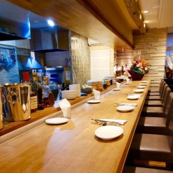 Counter seats that are popular for adult dates and girls-only gatherings ♪ The counter seats are equipped with dividers so you can enjoy your meal with peace of mind.