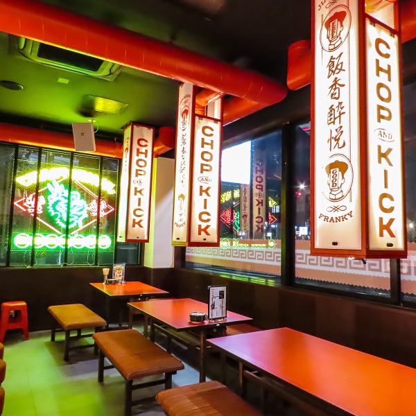 広々とした店内は20名以上の宴会や貸切にも対応可能。駅近で集まりやすく、平日は深夜2時まで、週末は4時まで営業。仲間とスパイス料理を囲んで、二次会やパーティーも盛り上がれます。