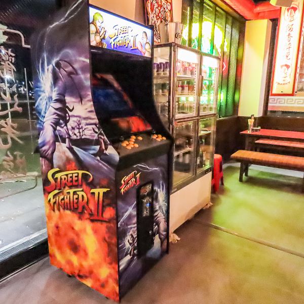 店内には懐かしのアーケードゲーム機を設置！料理やお酒を楽しむだけでなく、遊び心まで満たせる異国の遊び場。大人も若者も童心に帰って盛り上がれる、ここだけのエンタメ空間を体感してください。