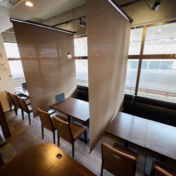 【半個室席にもできます◎】2名様から6名様で利用可能な半個室席は、特別なデートにぴったりのお席です。落ち着いた雰囲気とプライベート感が、二人だけの素敵なひとときを演出します。美味しい料理と共に、特別な思い出を作りましょう！その他、プライベート空間が保たれたお席での飲み会予約はお早めに！