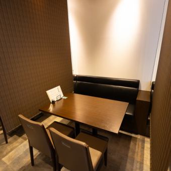 4名様用半個室にもなるテーブル席