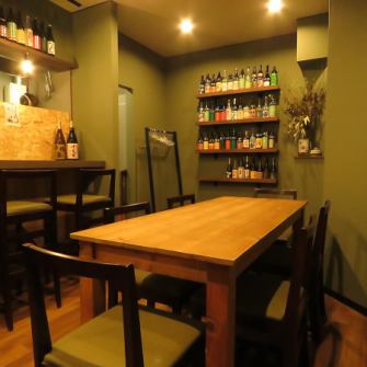 ≪さけとめし たより≫店内は落ち着いた雰囲気で、まさに大人の隠れ家。常時10種類以上のおばんざいをご用意しており、どれも手作りの温もりが感じられる一皿ばかりです。厳選された旬の食材を使い、毎日変わるメニューが楽しめるのも魅力の一つ。キープボトルも可能です◎