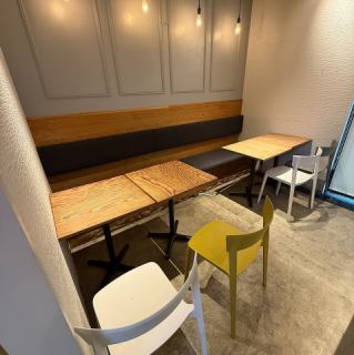 【4名様テーブル×2】仲間との飲み会やご接待など幅広いシチュエーションでご利用いただけます◎