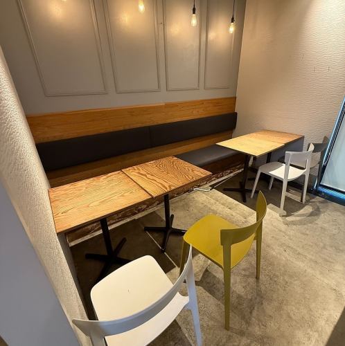 【4名様テーブル×2】仲間との飲み会やご接待など幅広いシチュエーションでご利用いただけます◎