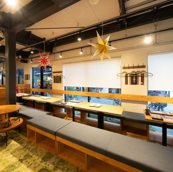 グランピングをイメージした空間で、まるでアウトドアに来たような開放感を感じられます。店内にはゲルを設置しており、思わず写真を撮りたくなる遊び心たっぷりの造り♪個室仕様のため周囲を気にせず過ごせ、デートや女子会、家族での利用にも最適なプライベート空間をお楽しみいただけます！