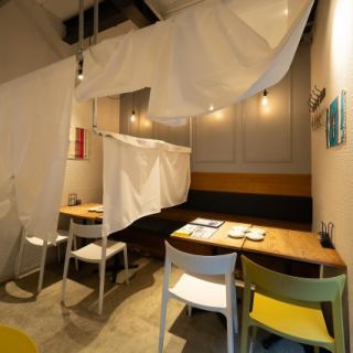 【4名様テーブル×2】仲間との飲み会やご接待など幅広いシチュエーションでご利用いただけます◎