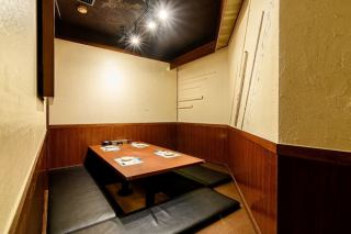 A private room with a sunken kotatsu table is popular for various banquets.