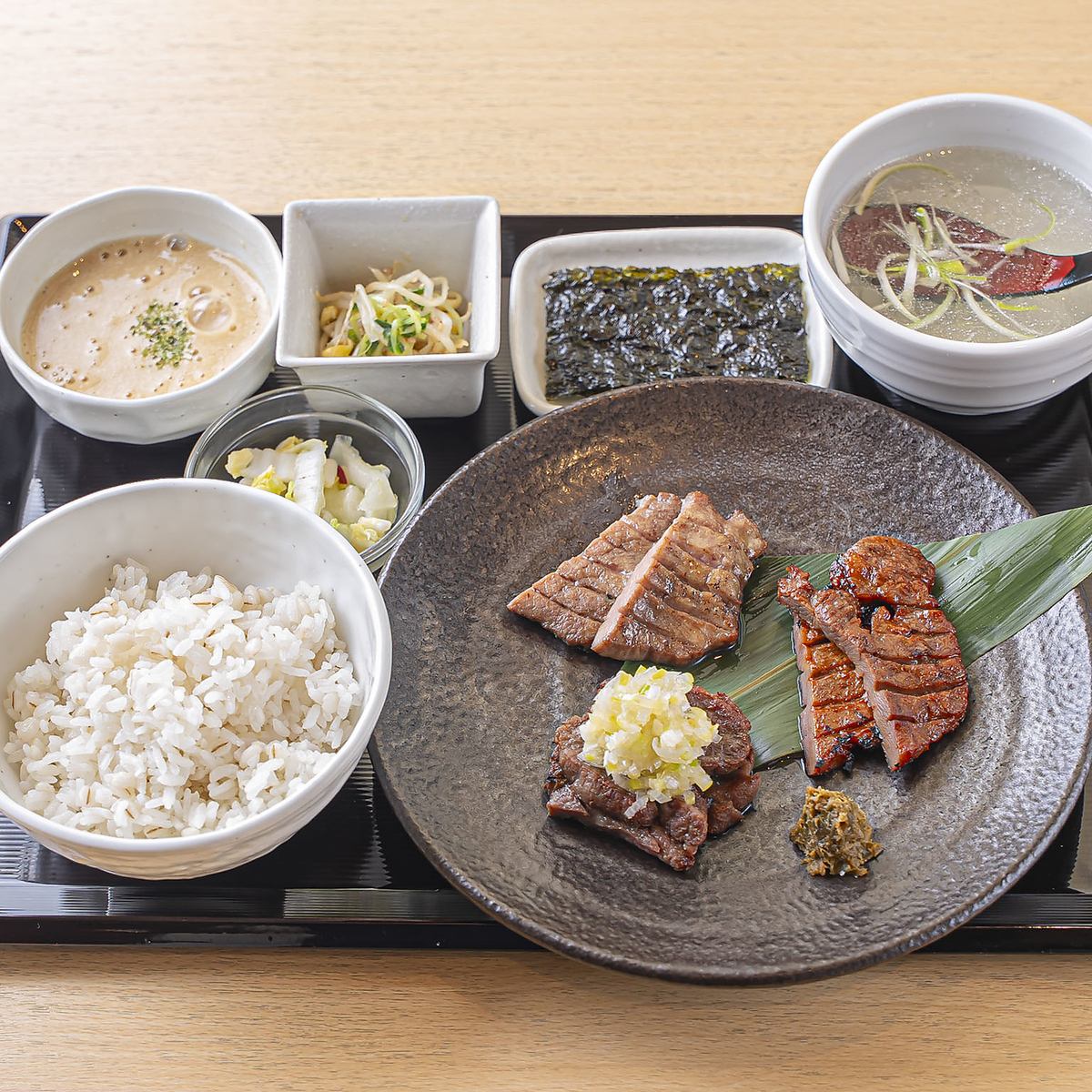 熟成牛たんと厳選した和牛を職人が一枚一枚丁寧に焼き上げます！麦めしおかわり無料