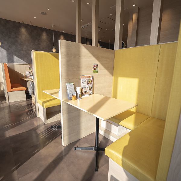 【おひとり様も大歓迎♪】 店内にはカウンター席もご用意♪おひとり様でもお気軽にご来店いただけます。焼肉屋さんに一人で行きにくいけど、お肉が食べたい！なんてそんな時でも、ふらっとご利用ください！女性一人でもお気軽にお食事できます♪もちろん、ご友人、会社の仲間とのご利用も大歓迎！！