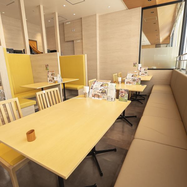 【ご家族で！お子様連れも大歓迎】ソファ席もご用意があります。また、お子様メニューのご用意もございますので、小さなお子様がいらっしゃる方でも落ち着いてお食事を召し上がっていただけます。全席禁煙なのも嬉しい♪ベビーカー入店OK！お子様用のイスもご用意あり。