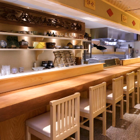 [Perfect even for one person] A counter table with a presence made from a single piece of Japanese cypress.There are 8 seats available.Enjoy your meal and drinks and forget about the time.