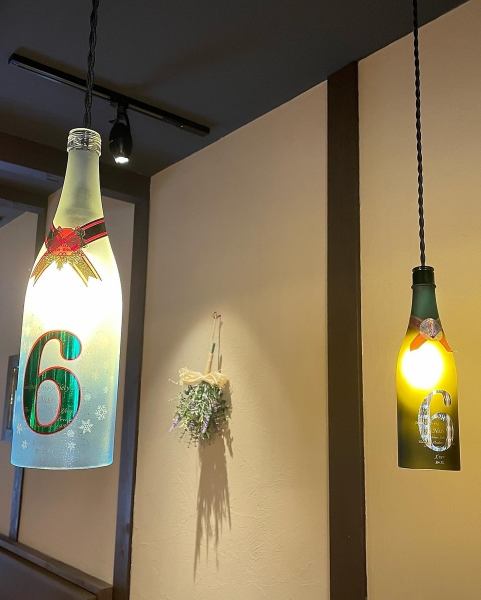 The space, which has been devised to give you a feeling of Kyoto, is perfect for dates and anniversaries.The space is full of attention, such as lights made from sake bottles and seasonal flowers hung on the wall.Please enjoy your meal in a high-quality space.