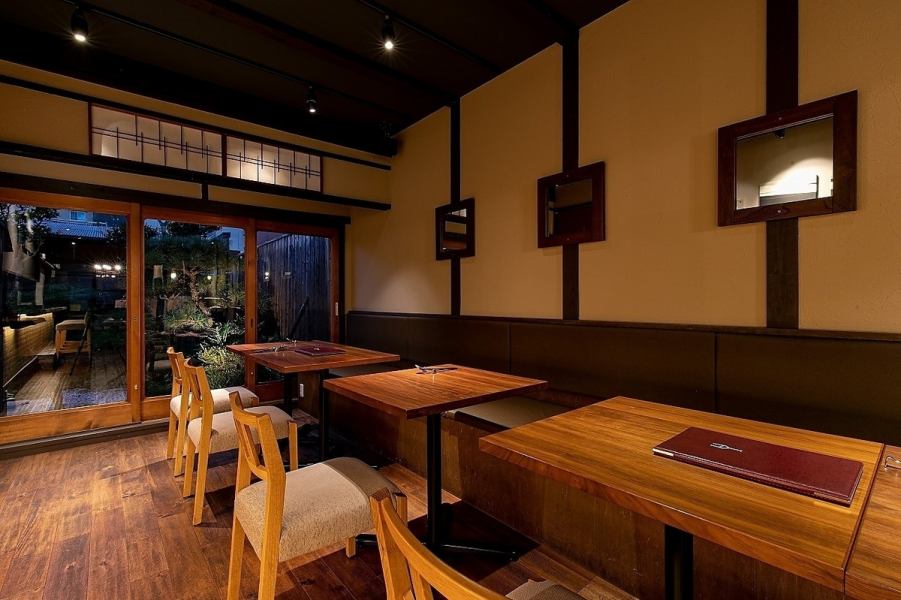 [Renovated Kyoto townhouse over 100 years old ◇ Seats overlooking the pot garden] You can enjoy your meal slowly in a stylish and relaxing hideaway atmosphere.The table seats by the window where you can enjoy Kyoto and the changing seasons are popular seats.Enjoy sake or wine while gazing at the illuminated scenery at night.