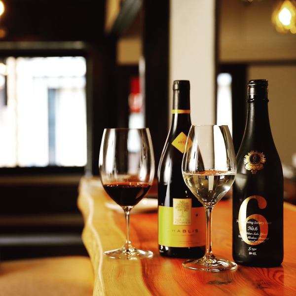 精心挑選的清酒和Makikore葡萄酒可在杯中享用