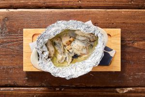 Steamed oysters in white wine