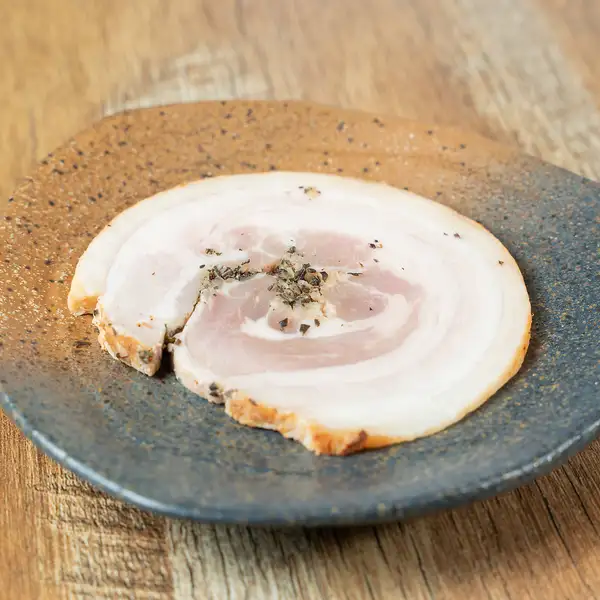 【ジューシーな味わい】豚バラ肉の香草焼き◆美味しさに思わずお酒が進む！シェアして食べるのにもぴったり