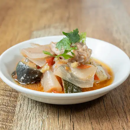 鶏と彩り野菜のトマト煮込み