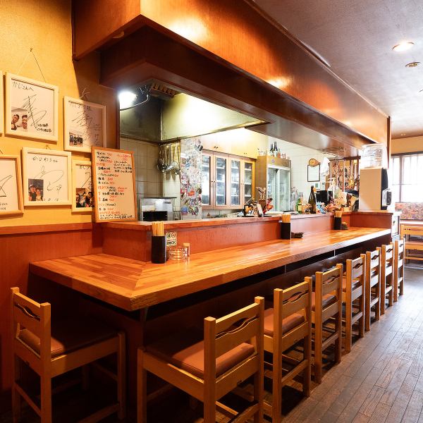 這家店的魅力在於，店內瀰漫著一種溫馨的氛圍，讓人可以和店主輕鬆交談。您可以在輕鬆的氛圍中享用餐點和飲料。請在輕鬆的氛圍中享受輕鬆的時光和熱情的交談。我們以熱情的服務歡迎您的光臨。