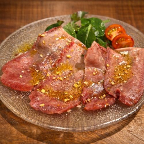 ≪牛タンを“生”で！？≫当店人気の一皿「牛タンカルパッチョ」