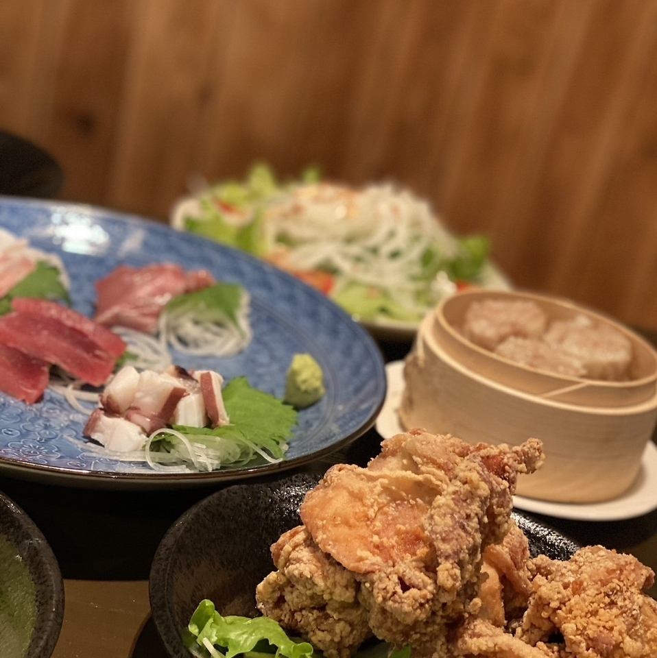 ランチは全て飲み放題付き、ディナーも1280円でお付けできます。