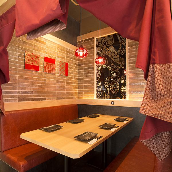 【透风】采用间接照明的日式现代风格店内设有最多可供两人使用的包间。您可以在包间里不受他人视线的干扰，悠闲地享用美食。如果您想在横滨站附近寻找带包间的居酒屋，例如一小群人享用快餐，请使用以鸡肉菜肴为主的“Akamine”。