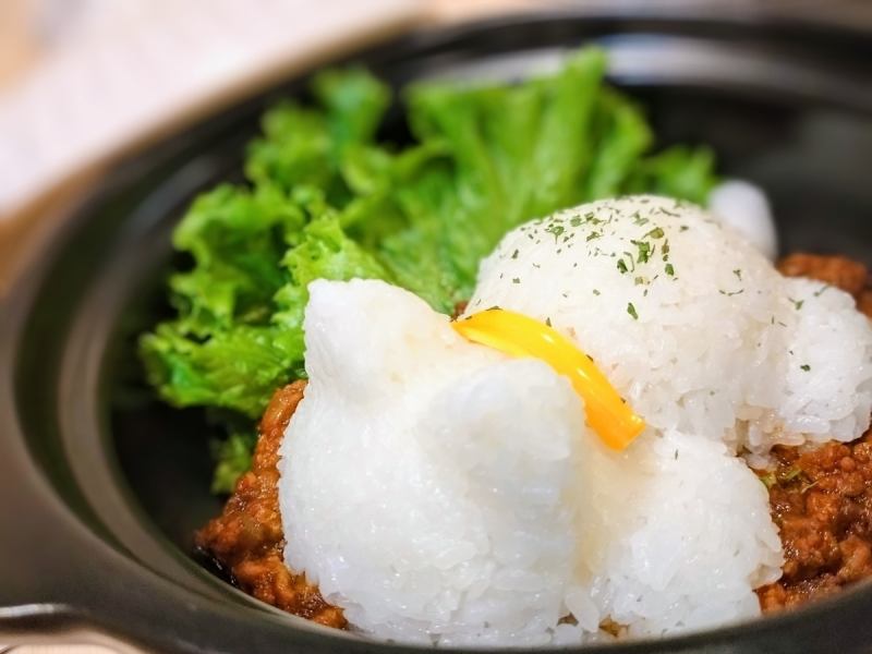 【土鍋の中に猫型のご飯が盛りつけられてる♪】ドライキーマカレー