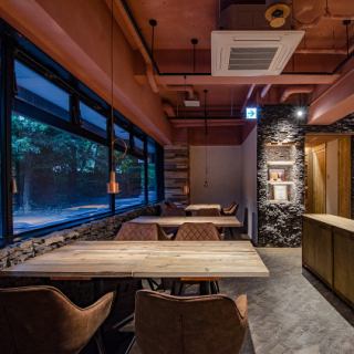 緑豊かな庭園を見ることができる、窓辺に近いお席となっております。景色とお料理を楽しみながら、ゆったりとした時間をお過ごしください。