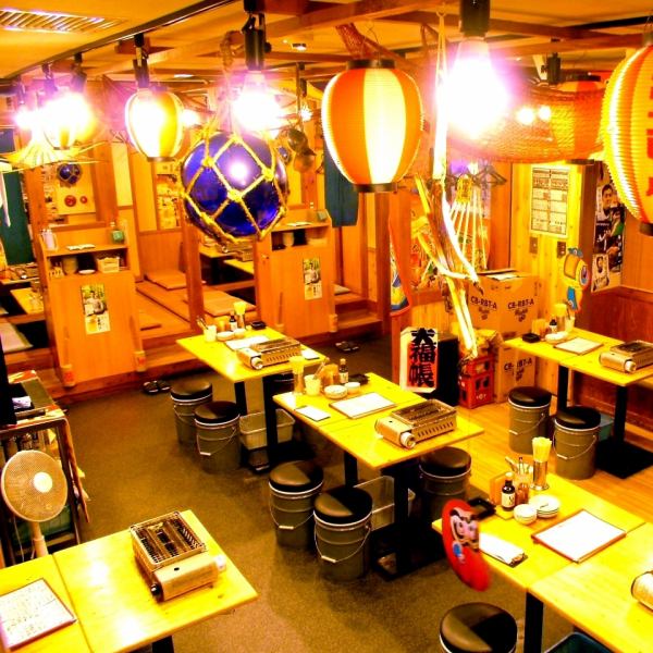 まるで築地の魚市場にある魚屋さんのよう！活気溢れるアットホームな居酒屋です！昼飲みにもピッタリのアクセス抜群の駅前アーケード内に店舗を構えております！ご友人同士や会社帰りにもぴったり★ご宴会は最大50名様までOK！貸切もOKです☆お気軽に店舗までご相談下さい♪