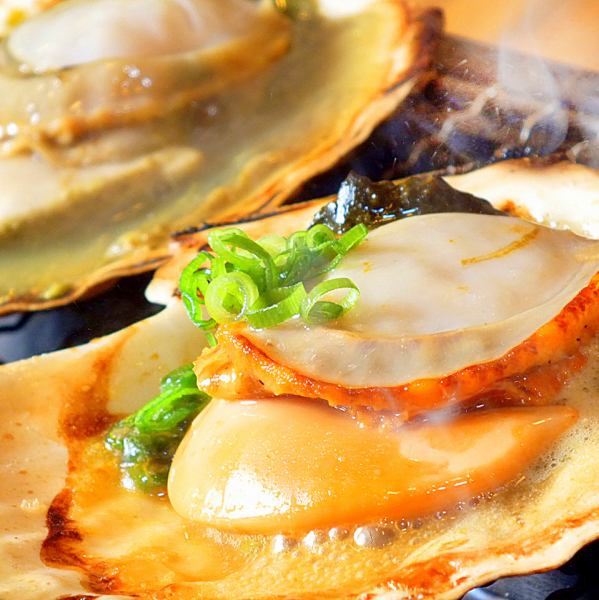 磯の香りが堪らなく食欲を湧き立てる【活帆立浜焼き】