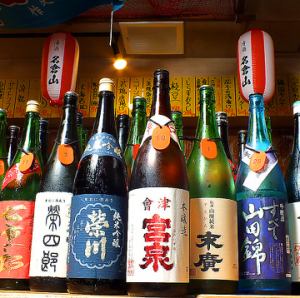 テーブル席からも見える銘柄地酒が充実！