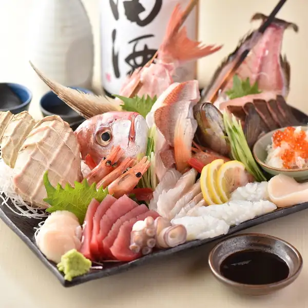 北海道近海の鮮魚を豪快に盛り付けた自慢のお刺身盛り合わせ