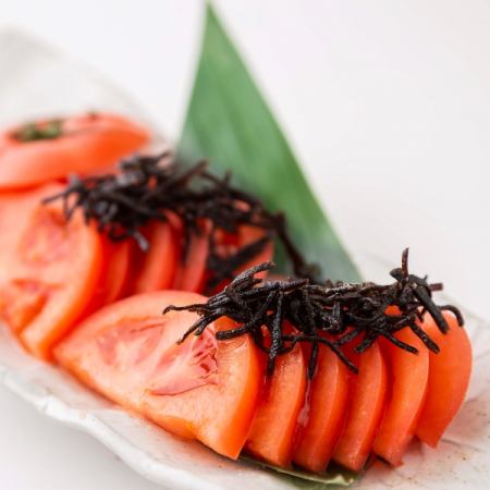 Salted kelp and tomato slices